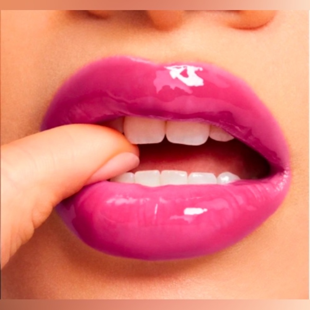 Limited Edition BUXOM FULL-ON PLUMPING LIP CREAM in color BERRY SPRITZ